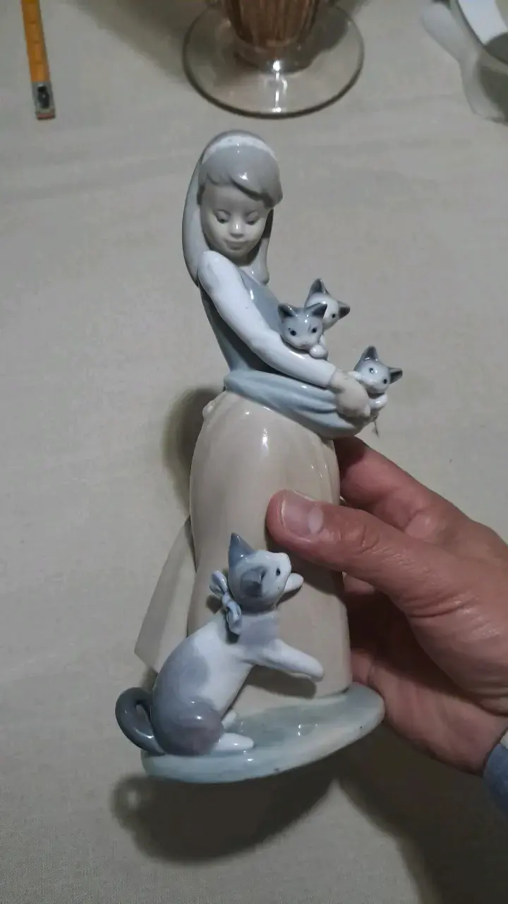 Figura de porcelana niña con gatos Lladró - 2