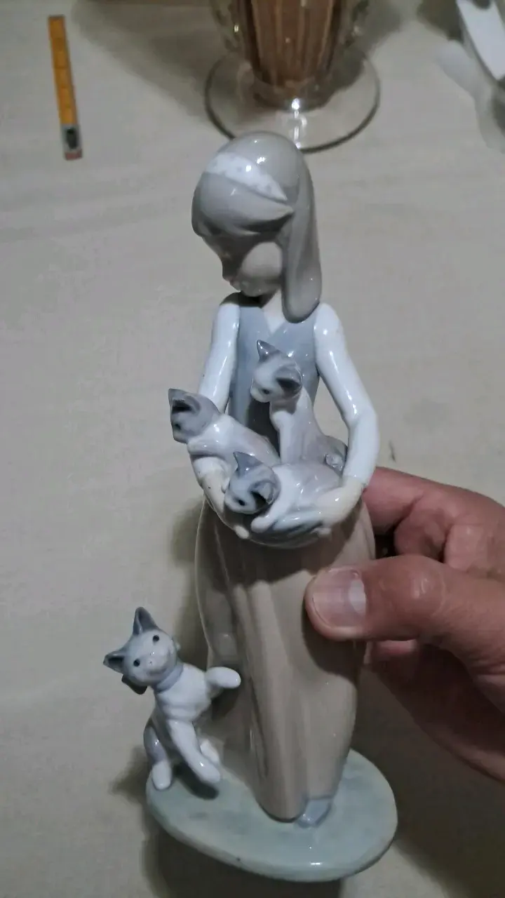 Figura de porcelana niña con gatos Lladró - 4
