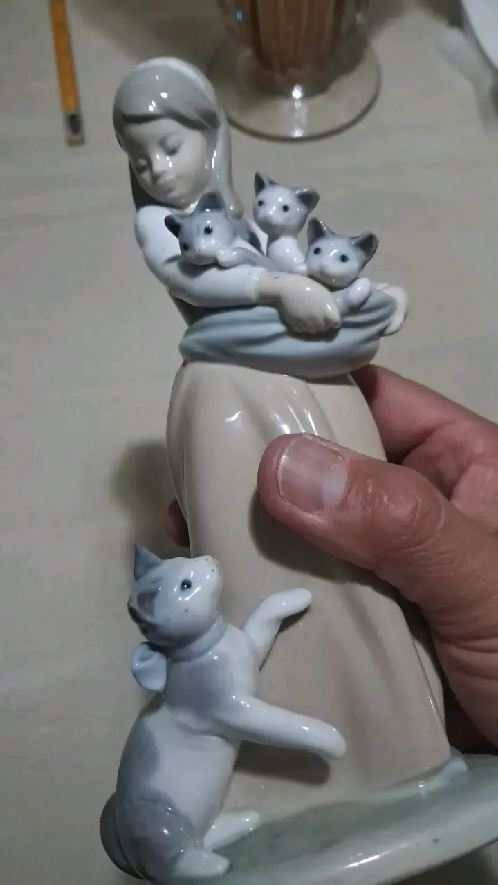 Figura de porcelana niña con gatos Lladró - 5