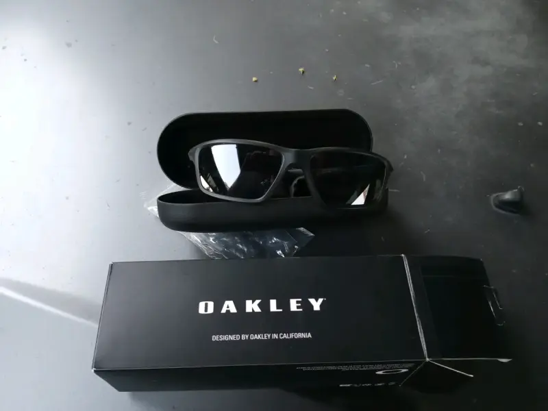 Gafas de sol Oakley negras con estuche