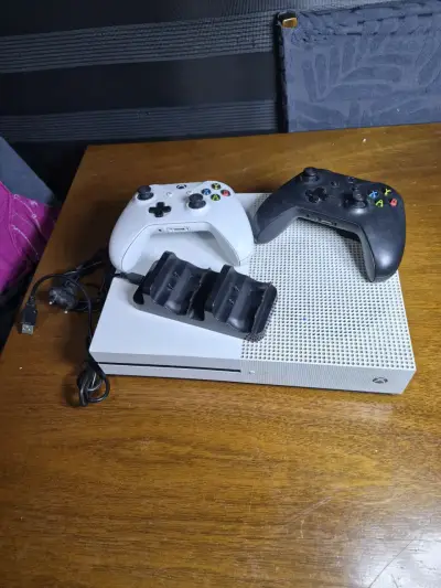 Consola Xbox One S con dos controles a batería - miniatura 1