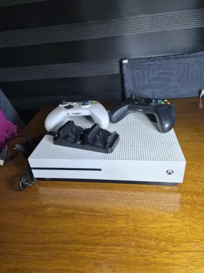 Consola Xbox One S con dos controles a batería - miniatura 2