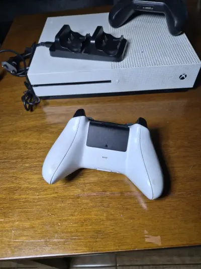 Consola Xbox One S con dos controles a batería - miniatura 3