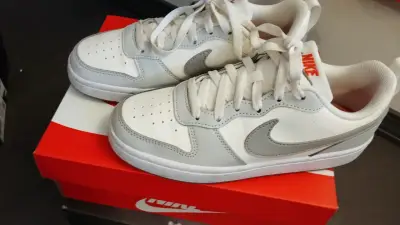 Zapatillas Nike gris court 23cm - miniatura 2