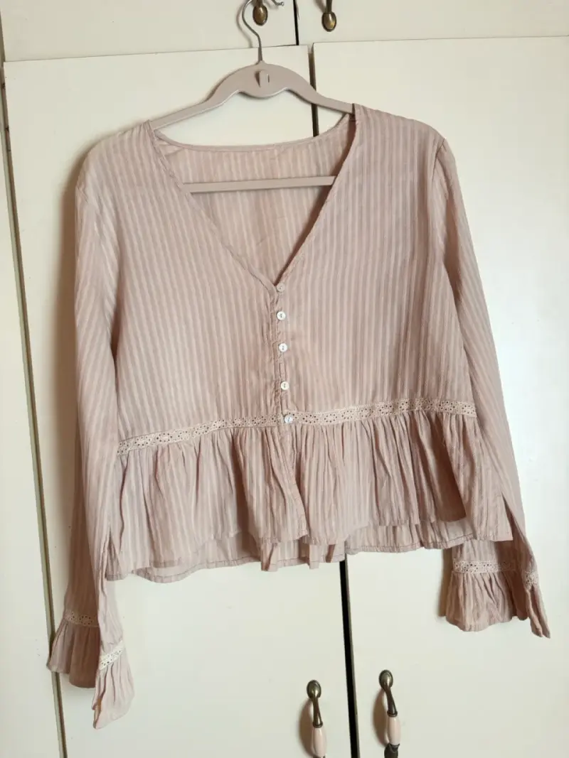Blusa de rayas beige con encaje - 1