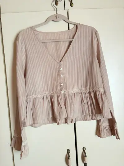 Blusa de rayas beige con encaje - miniatura 1