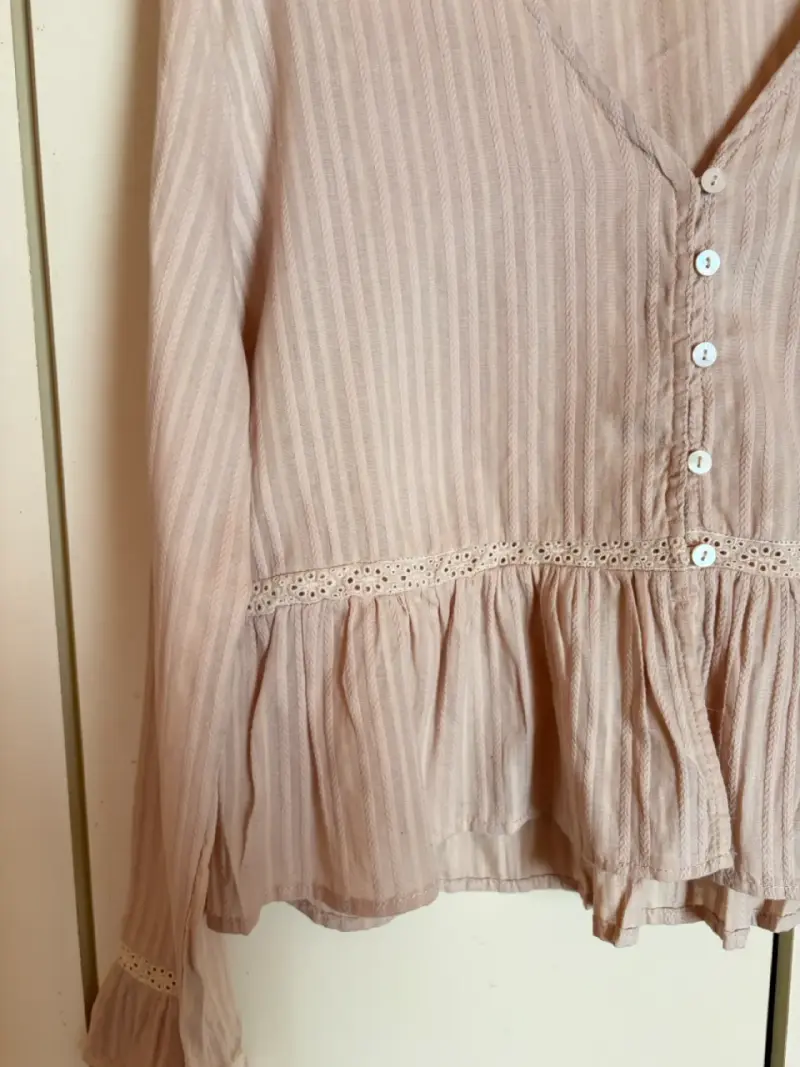 Blusa de rayas beige con encaje - 3