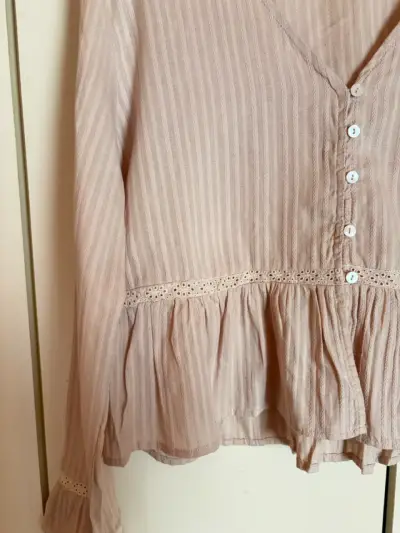 Blusa de rayas beige con encaje - miniatura 3