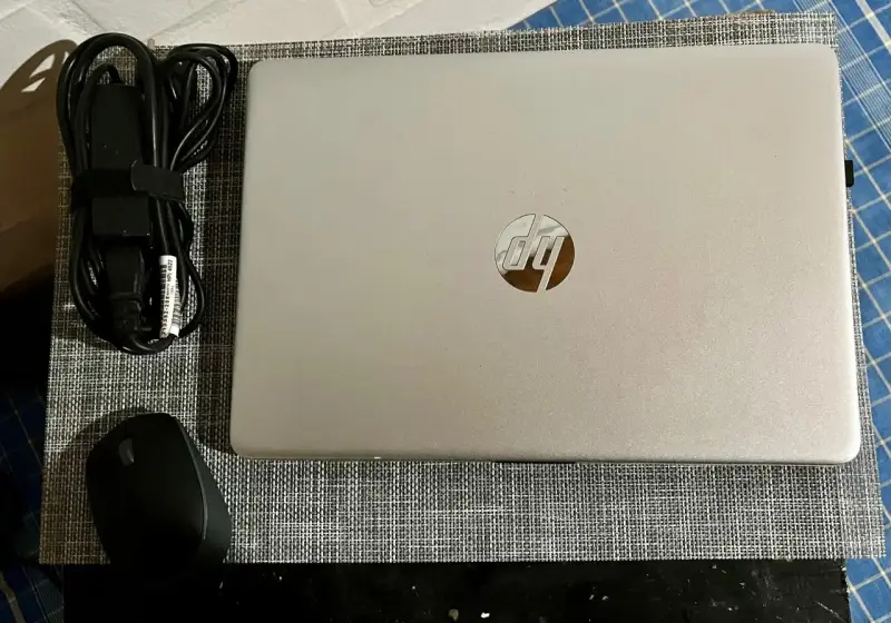 Notebook HP con cargador y mouse - 1