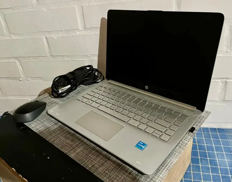 Notebook HP con cargador y mouse - 2