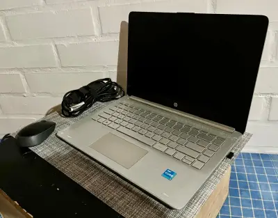 Notebook HP con cargador y mouse - miniatura 2
