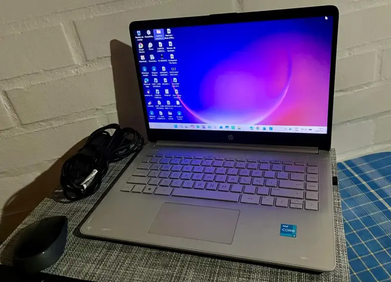 Notebook HP con cargador y mouse - 3