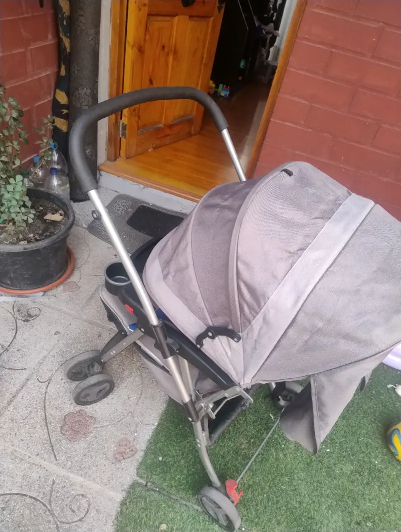 Coche de bebé plegable gris con portavasos - 1