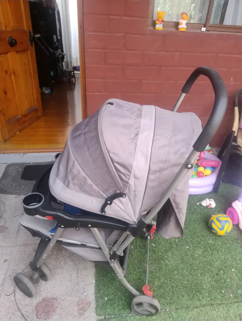 Coche de bebé plegable gris con portavasos - 2