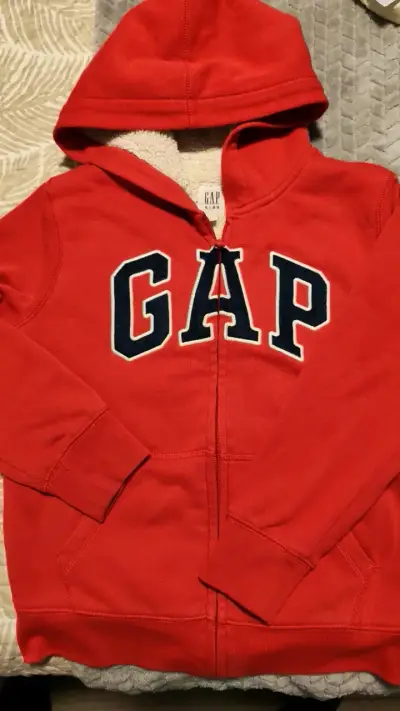 Polerón rojo con capucha GAP Kids - miniatura 1