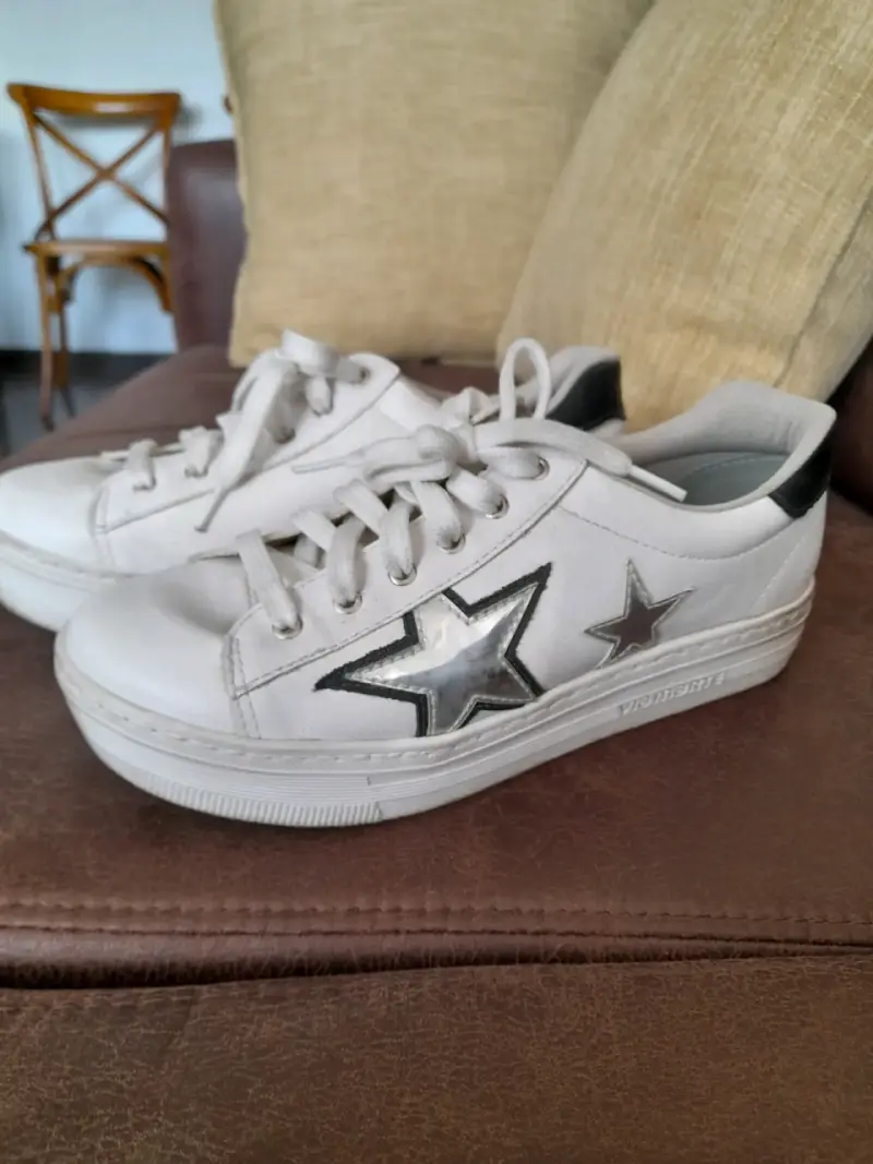 Zapatillas blancas con estrella plateada para mujer