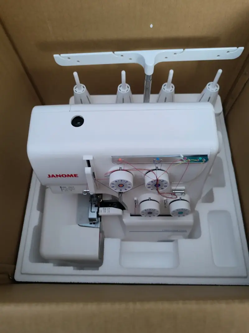 Máquina Overlock Janome 8002D - 4