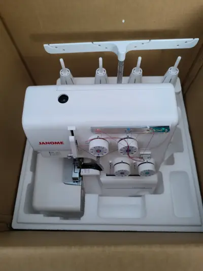 Máquina Overlock Janome 8002D - miniatura 4