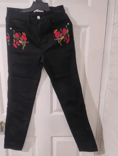 Pantalones negros bordados para mujer talla 38 - miniatura 1