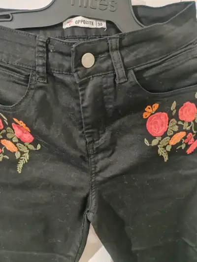 Pantalones negros bordados para mujer talla 38 - miniatura 2