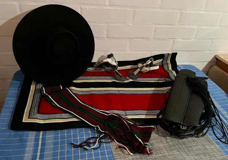 Conjunto de Huaso Chileno con Sombrero y Faja