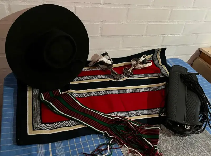Conjunto de Huaso Chileno con Sombrero y Faja - 6