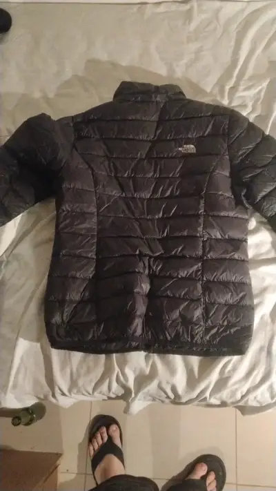 Parka acolchada de plumas  negra The North Face - miniatura 3