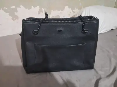 Bolso negro DKNY con correa ajustable - miniatura 1
