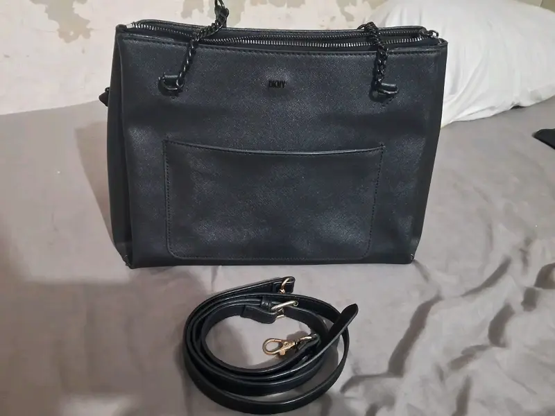 Bolso negro DKNY con correa ajustable - 2