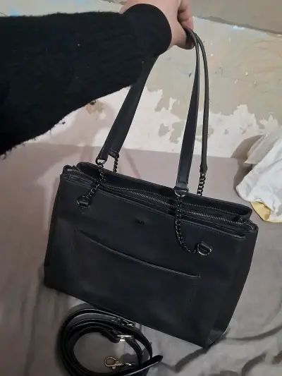 Bolso negro DKNY con correa ajustable - miniatura 3
