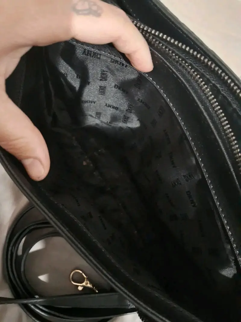 Bolso negro DKNY con correa ajustable - 4