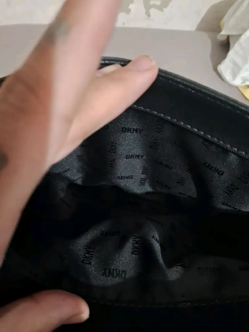 Bolso negro DKNY con correa ajustable - 5