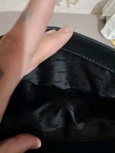 Bolso negro DKNY con correa ajustable - miniatura 5