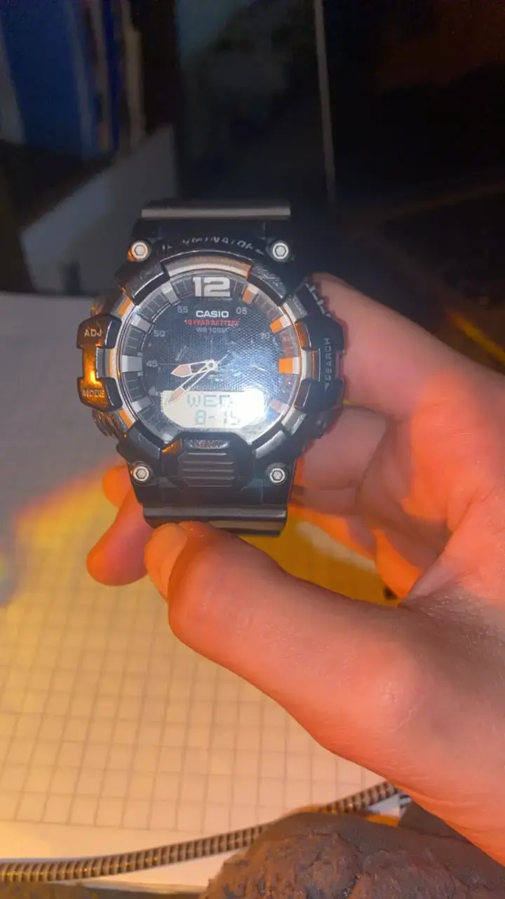 Reloj Casio resistente al agua con cronómetro - 1