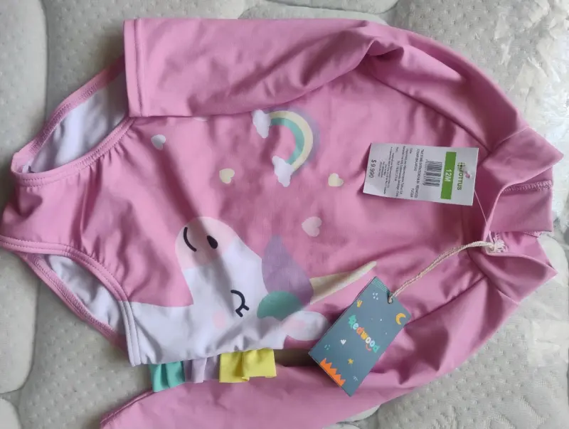 Traje de baño bebé rosa con unicornio y arcoíris