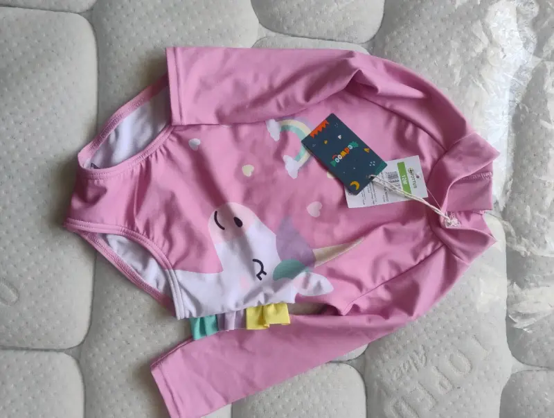 Traje de baño bebé rosa con unicornio y arcoíris - 2