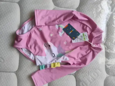 Traje de baño bebé rosa con unicornio y arcoíris - miniatura 2