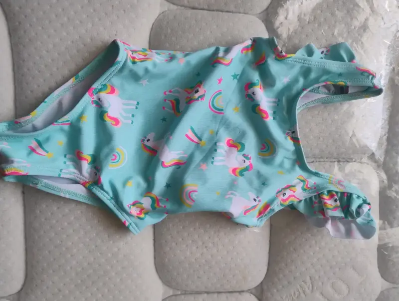 Traje de baño infantil con estampado de unicornios