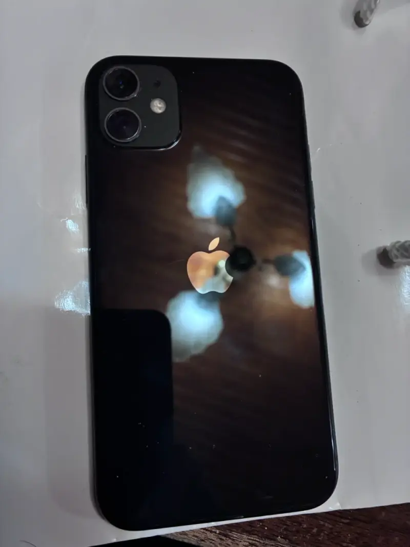 iPhone 11 con pantalla dañada - 2