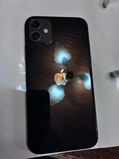 iPhone 11 con pantalla dañada - miniatura 2