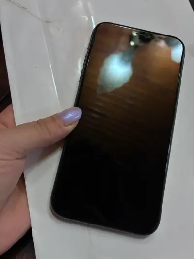 iPhone 11 con pantalla dañada - miniatura 3
