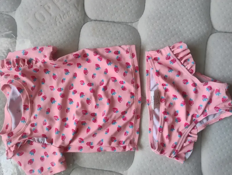 Conjunto de baño infantil estampado de frutillas