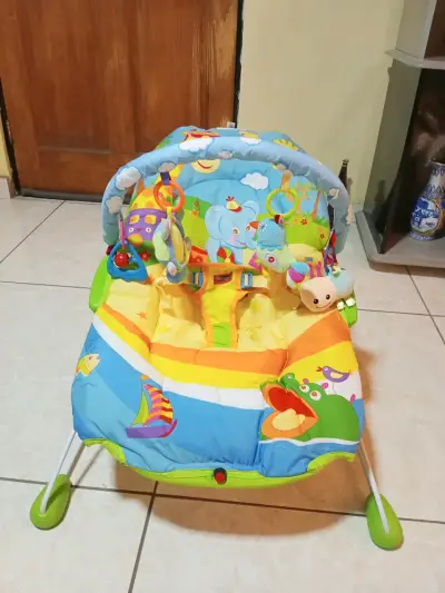 Silla mecedora para bebé con juguetes colgantes - miniatura 1