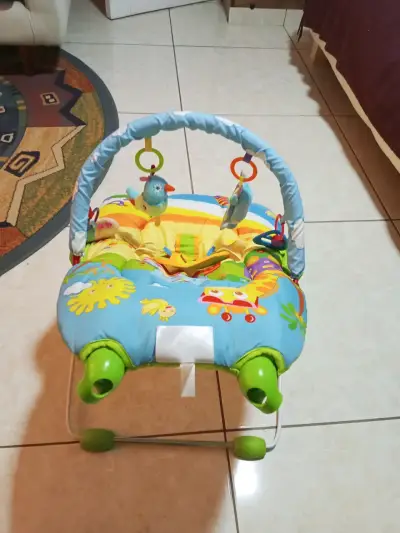 Silla mecedora para bebé con juguetes colgantes - miniatura 2