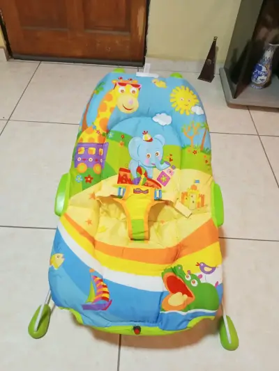Silla mecedora para bebé con juguetes colgantes - miniatura 3