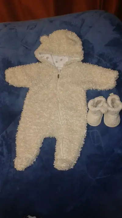 Enterito de bebé con botitas de peluche beige - miniatura 1
