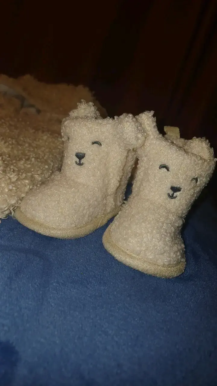 Enterito de bebé con botitas de peluche beige - 2