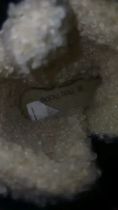 Enterito de bebé con botitas de peluche beige - miniatura 3