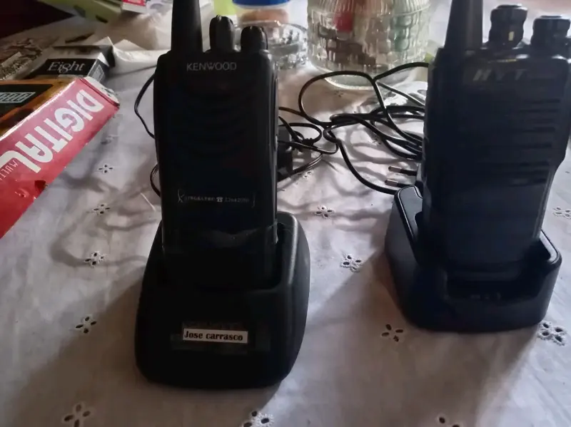 Radio portátil Kenwood con cargador