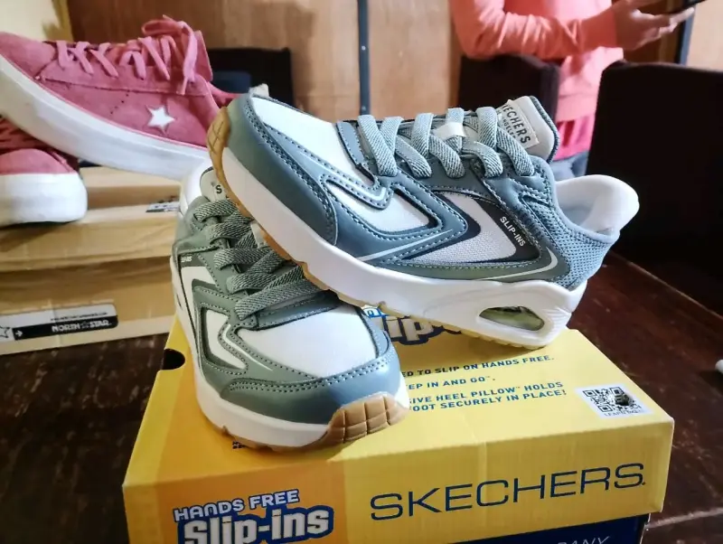 Zapatillas deportivas Skechers Slip-Ins gris y blanco - 2